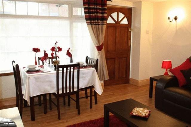 Robertsbridge Retreat At Cornhill Self Catering Apartments Room photo